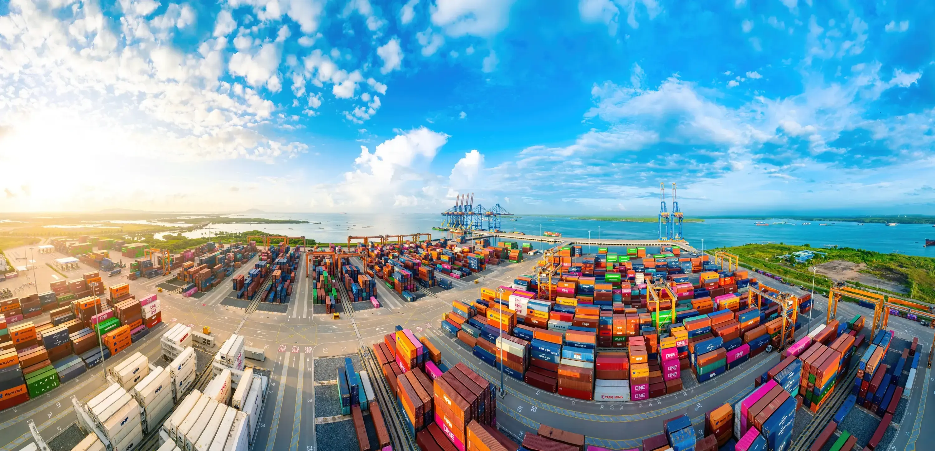 Cảng container ven biển